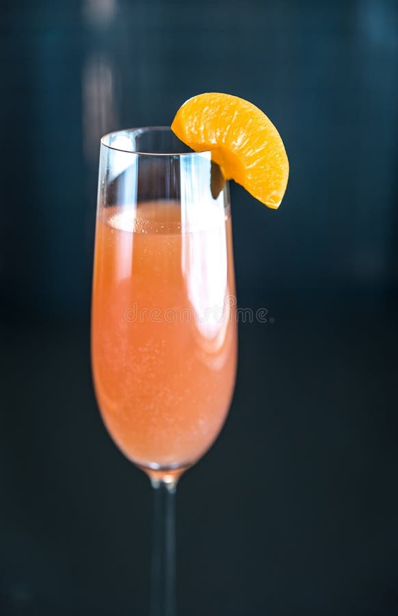 Bellini-Cocktail Gemacht Mit Pfirsich Im Weinglas am Garten Stockfoto ...