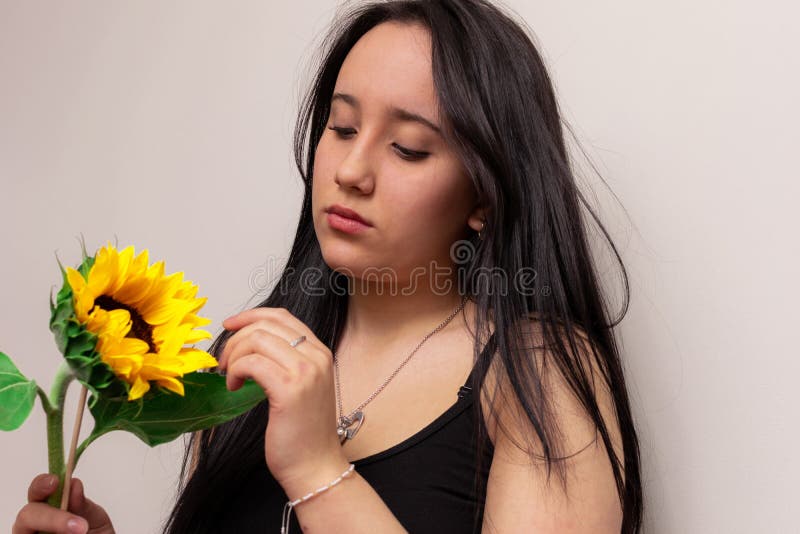 Bellissima Adolescente Colombiana Osserva Un Bel Girasole Il Giorno Di San Valentino Fotografia