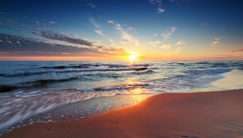 Bellissima alba sulla spiaggia del Mar Baltico. illustrazione vettoriale