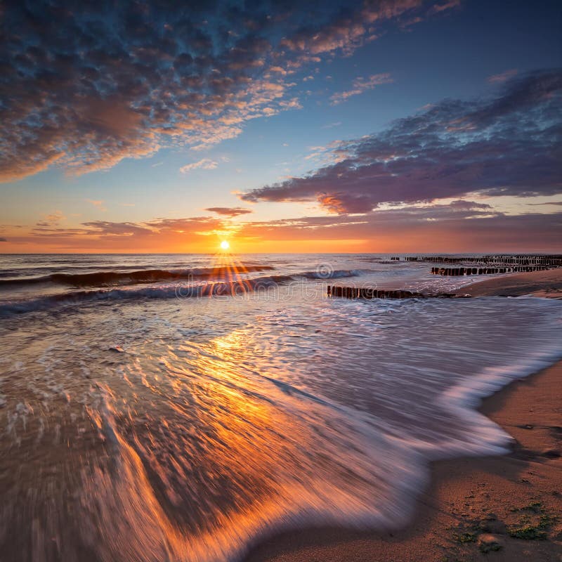 Bellissima alba sulla spiaggia del Mar Baltico. illustrazione di stock