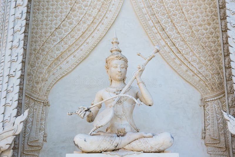 Bellissima arte di modellazione nel tempio, Thailandia immagini stock libere da diritti Bellissima arte di modellazione nel tempio, Thailandia immagini stock libere da diritti