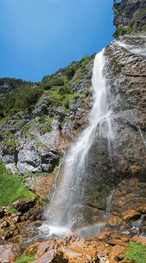 Bellissima cascata nelle alpi austriache, chiamata Dalfazer Wasserfall, nei pressi di achensee fotografie stock Bellissima cascata nelle alpi austriache, chiamata Dalfazer Wasserfall, nei pressi di achensee fotografie stock