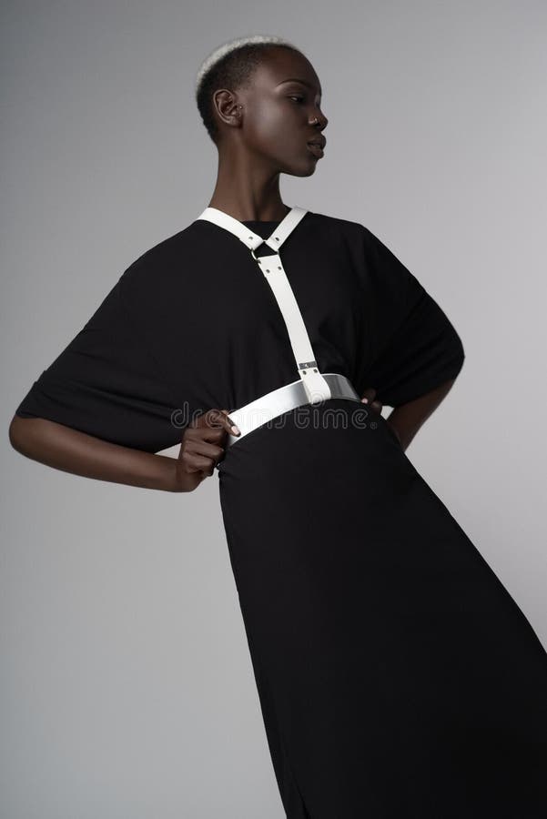 Bellissima donna afro-americana vestita di nero e pelli di spada fotografie stock Bellissima donna afro-americana vestita di nero e pelli di spada fotografie stock