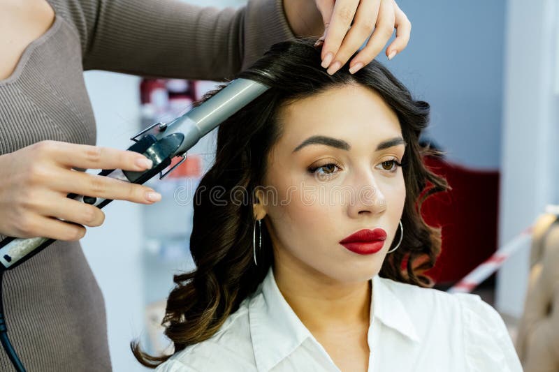 Bellissima donna brunetta in un salone di bellezza. immagini stock
