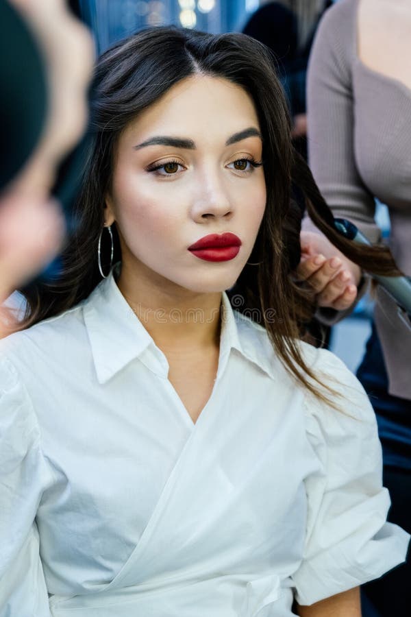 Bellissima donna brunetta in un salone di bellezza. fotografia stock