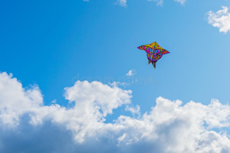 Bellissima farfalla colorata aquilone contro il cielo e le nuvole, concetto di viaggio per le vacanze fotografie stock Bellissima farfalla colorata aquilone contro il cielo e le nuvole, concetto di viaggio per le vacanze fotografie stock