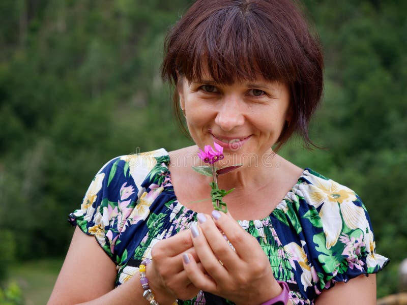 Bellissima foto di una donna con un fiore di zig rosa fotografie stock libere da diritti Bellissima foto di una donna con un fiore di zig rosa fotografie stock libere da diritti