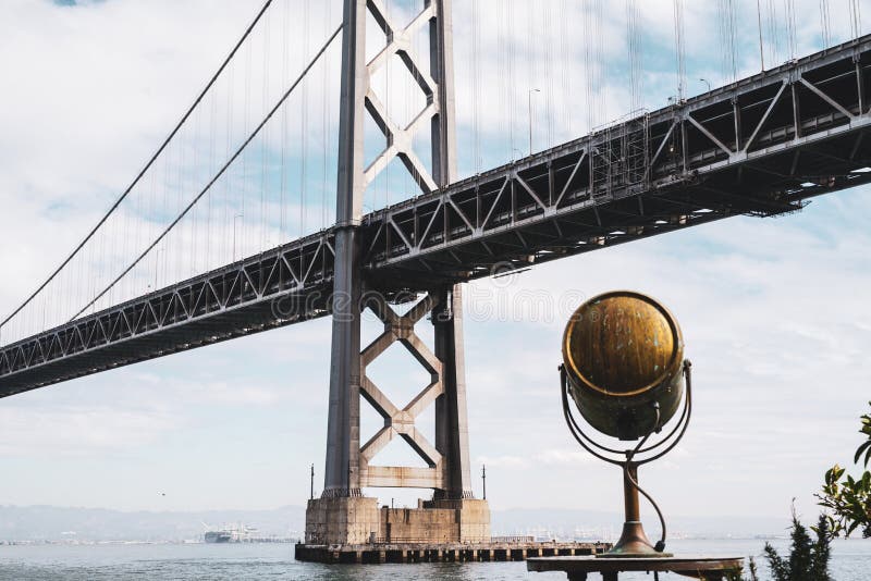 Bellissima inquadratura a angolo basso del San Francisco Oakland Bay Bridge sotto il cielo fotografia stock Bellissima inquadratura a angolo basso del San Francisco Oakland Bay Bridge sotto il cielo fotografia stock