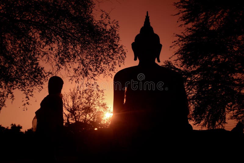 Bellissima silhouette scattata da una statua del Buddha in Thailandia durante il tramonto Grandioso per uno sfondo fotografie stock Bellissima silhouette scattata da una statua del Buddha in Thailandia durante il tramonto Grandioso per uno sfondo fotografie stock