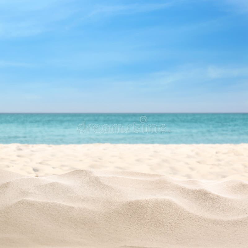 Bellissima spiaggia con sabbia bianca vicino alla chiusura dell'oceano