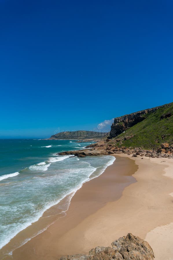 Bellissima spiaggia tropicale con montagne e sabbie fotografie stock Bellissima spiaggia tropicale con montagne e sabbie fotografie stock