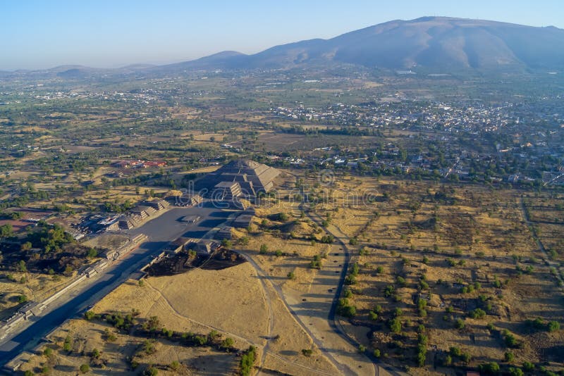 Bellissima vista aerea delle Piramidi messicane di Teotihuacan Sun e Luna fotografia stock libera da diritti Bellissima vista aerea delle Piramidi messicane di Teotihuacan Sun e Luna fotografia stock libera da diritti