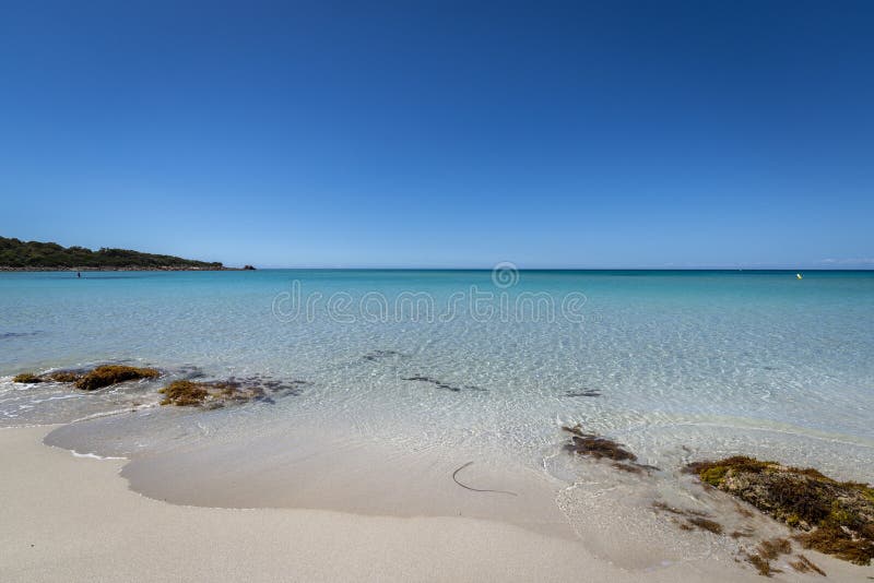 Bellissima vista sulla spiaggia e sull'oceano calmo catturato nella Green Bay in Australia Occidentale immagini stock libere da diritti Bellissima vista sulla spiaggia e sull'oceano calmo catturato nella Green Bay in Australia Occidentale immagini stock libere da diritti