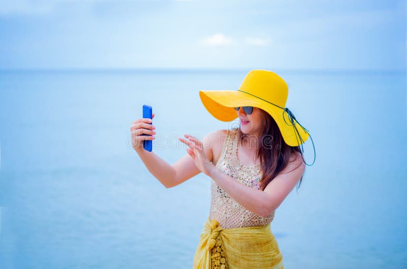 Bellissime donne asiatiche viaggiano in spiaggia durante l'estate fotografia stock Bellissime donne asiatiche viaggiano in spiaggia durante l'estate fotografia stock