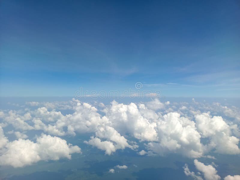 Bellissimi cumuli bianchi nel cielo blu fotografia stock