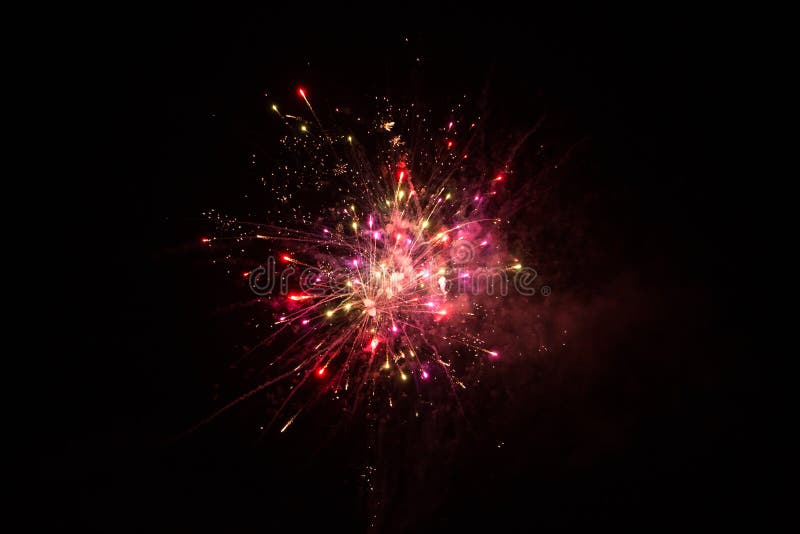 Bellissimi fuochi d'artificio rossi isolati su fondo nero immagine stock libera da diritti