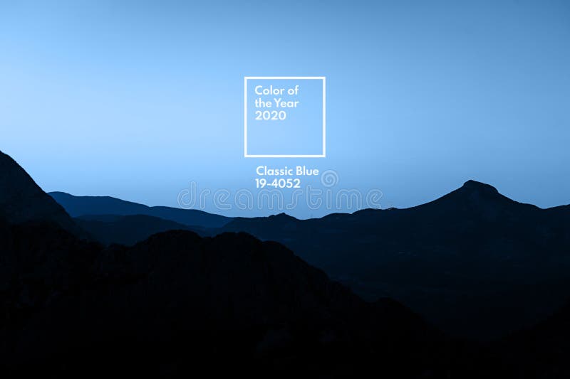 Bellissimo paesaggio blu di montagna con contrasto visibile sul cielo blu Colore blu classico dell'anno 2020 fotografia stock libera da diritti Bellissimo paesaggio blu di montagna con contrasto visibile sul cielo blu Colore blu classico dell'anno 2020 fotografia stock libera da diritti