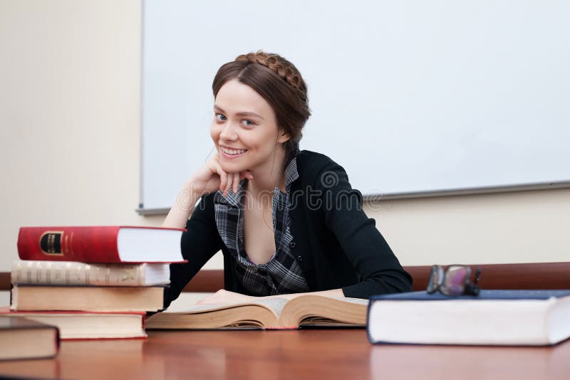 Bello allievo femminile con i libri immagini stock Bello allievo femminile con i libri immagini stock
