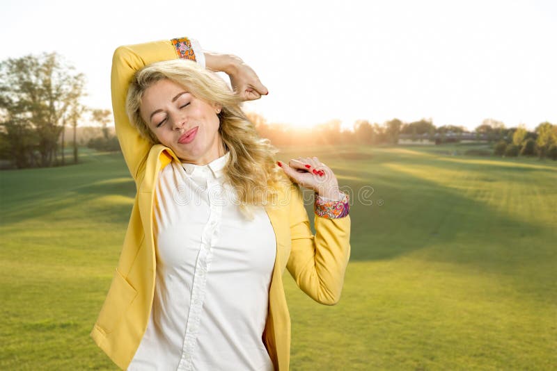 Bello allungamento della giovane donna all'aperto immagini stock Bello allungamento della giovane donna all'aperto immagini stock