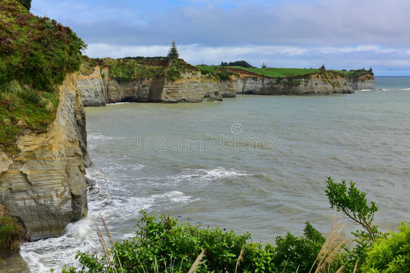 Bello allungamento delle scogliere bianche lungo l'ansa del nord di Taranaki in isola del nord immagini stock Bello allungamento delle scogliere bianche lungo l'ansa del nord di Taranaki in isola del nord immagini stock