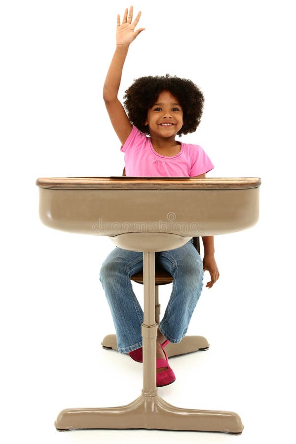 Bello bambino dell'afroamericano che si siede in uno scrittorio fotografia stock libera da diritti Bello bambino dell'afroamericano che si siede in uno scrittorio fotografia stock libera da diritti