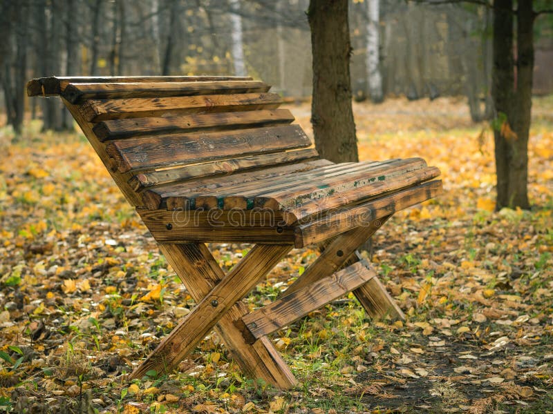 Bello banco di legno nel parco della città di autunno fotografie stock Bello banco di legno nel parco della città di autunno fotografie stock