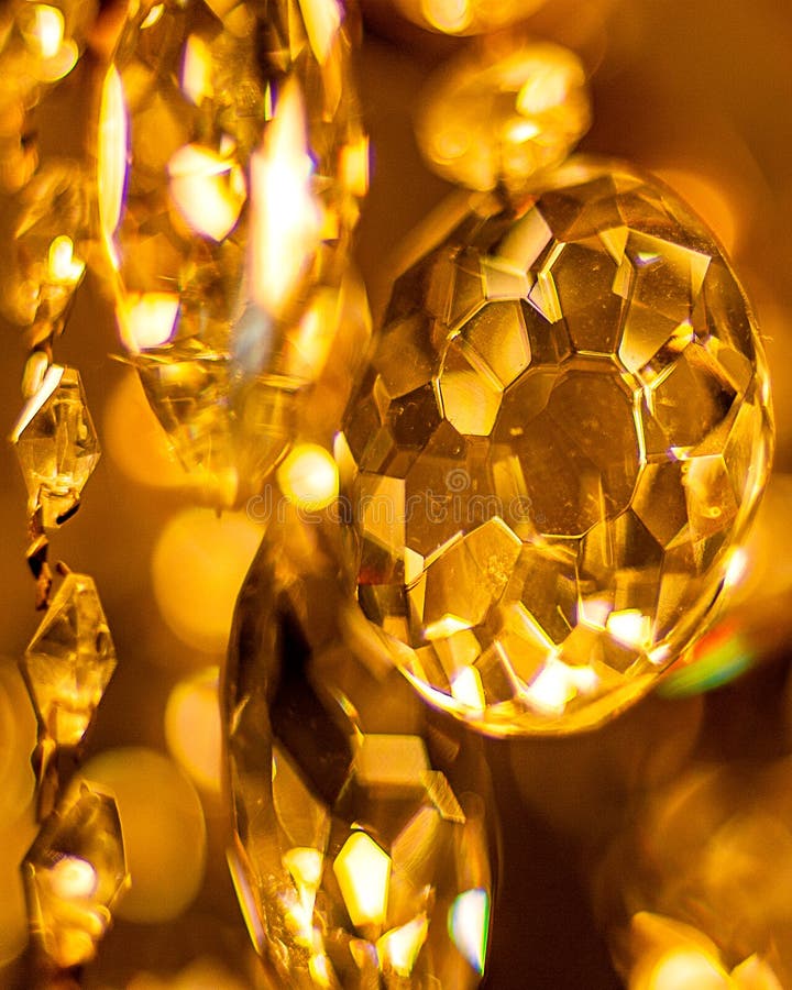 Bello, candeliere luminoso, lotti di grandi cristalli variopinti Fiocchi di luce nel candeliere che appende sul soffitto fotografie stock libere da diritti Bello, candeliere luminoso, lotti di grandi cristalli variopinti Fiocchi di luce nel candeliere che appende sul soffitto fotografie stock libere da diritti