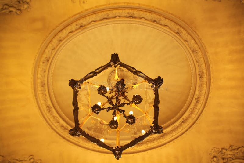 Bello candeliere sul soffitto. Questo candeliere con bella progettazione è creato calorosamente un posto