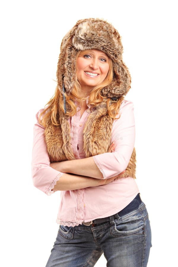Bello cappello di pelliccia da portare sorridente della donna fotografie stock Bello cappello di pelliccia da portare sorridente della donna fotografie stock