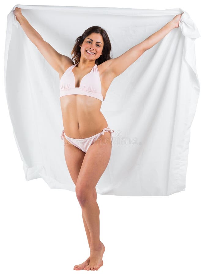 Bello castana in asciugamano bianco della tenuta del bikini immagini stock libere da diritti Bello castana in asciugamano bianco della tenuta del bikini immagini stock libere da diritti