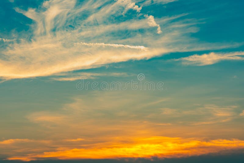 Bello cielo blu e dorato e fondo astratto delle nuvole Nuvole giallo arancione sul cielo di tramonto Fondo caldo del tempo Arte immagini stock libere da diritti Bello cielo blu e dorato e fondo astratto delle nuvole Nuvole giallo arancione sul cielo di tramonto Fondo caldo del tempo Arte immagini stock libere da diritti