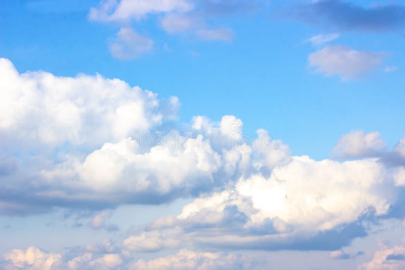 Bello cielo blu triste con le nuvole lanuginose nel giorno di pace di mattina di estate come fondo fotografia stock Bello cielo blu triste con le nuvole lanuginose nel giorno di pace di mattina di estate come fondo fotografia stock