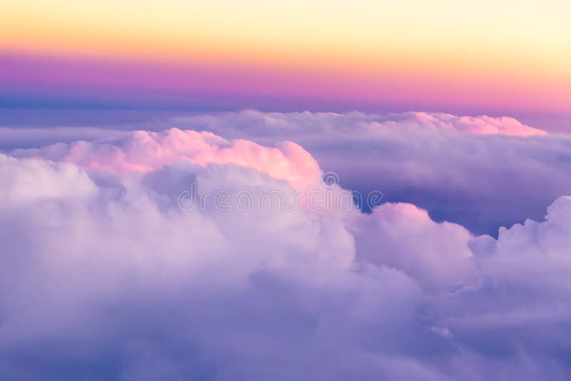 Bello cielo di tramonto sopra le nuvole con luce drammatica piacevole Vista dalla finestra dell'aeroplano immagine stock Bello cielo di tramonto sopra le nuvole con luce drammatica piacevole Vista dalla finestra dell'aeroplano immagine stock