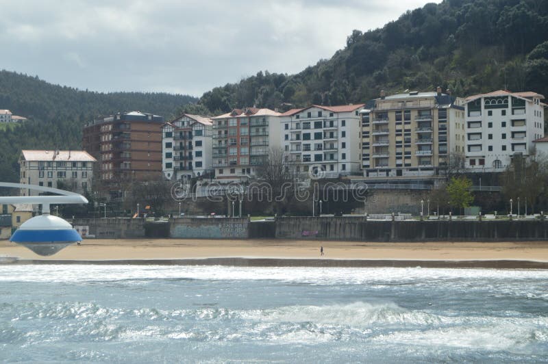 Bello colpo delle costruzioni di legno del distretto del porto sulla baia presa dal Lonja De Lekeitio 24 marzo 2018 architetto immagine stock libera da diritti Bello colpo delle costruzioni di legno del distretto del porto sulla baia presa dal Lonja De Lekeitio 24 marzo 2018 architetto immagine stock libera da diritti