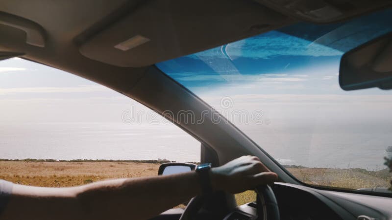 Bello colpo di POV dell'uomo che guida seguendo la linea epica strada della costa al Big Sur California con la vista di stupore d