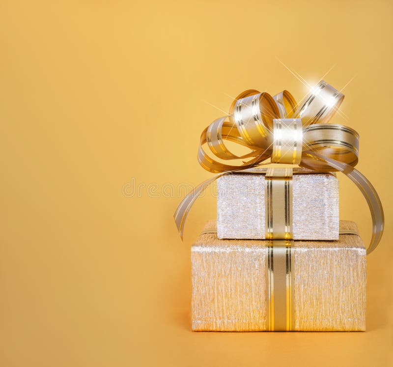 Bello contenitore di regalo in carta da imballaggio dell'oro fotografia stock Bello contenitore di regalo in carta da imballaggio dell'oro fotografia stock