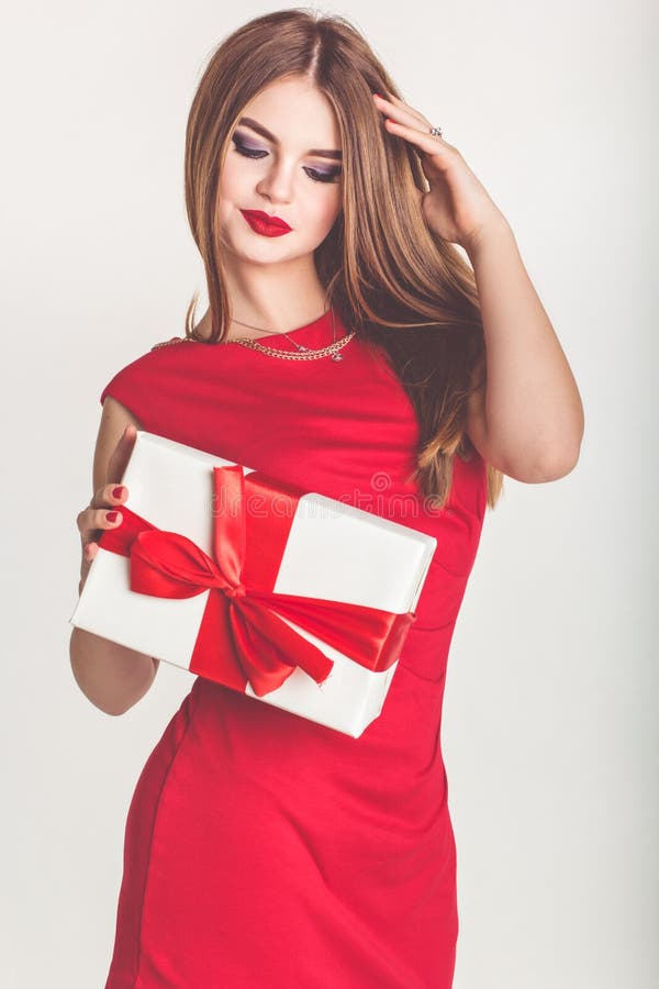 Bello contenitore di regalo di natale della tenuta della ragazza immagine stock Bello contenitore di regalo di natale della tenuta della ragazza immagine stock