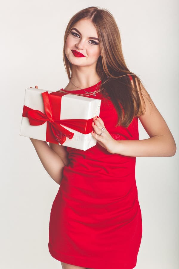 Bello contenitore di regalo di natale della tenuta della ragazza fotografia stock Bello contenitore di regalo di natale della tenuta della ragazza fotografia stock