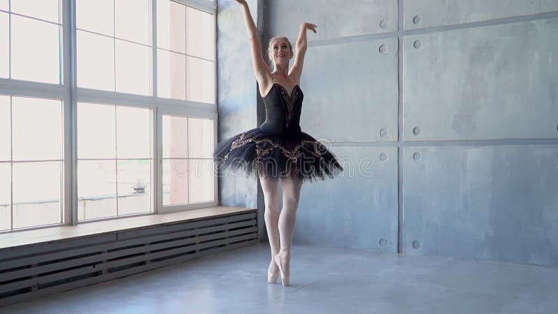 Bello dancing espressivo del ballerino di bellet allo studio Tiro di foto del fumo Ballerina graziosa della bambina in vestito ro