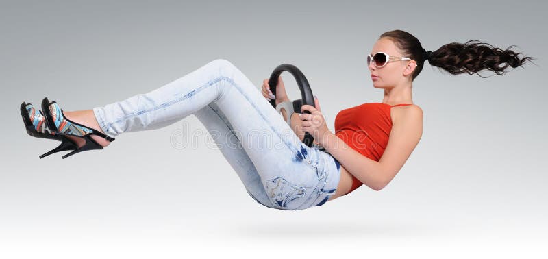 Bello driver con una rotella fotografie stock libere da diritti Bello driver con una rotella fotografie stock libere da diritti