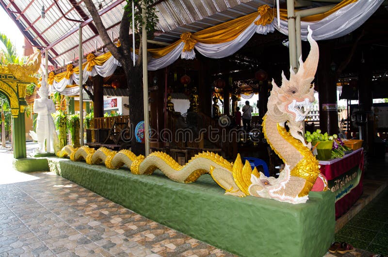 Bello ente completo lungo di grande scultura del naga al tempio di rai-Khing del wat fotografia stock Bello ente completo lungo di grande scultura del naga al tempio di rai-Khing del wat fotografia stock