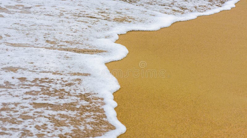 Bello fondo dell'estratto di estate del mare - spiaggia di sabbia dorata con le onde di oceano blu immagini stock libere da diritti Bello fondo dell'estratto di estate del mare - spiaggia di sabbia dorata con le onde di oceano blu immagini stock libere da diritti