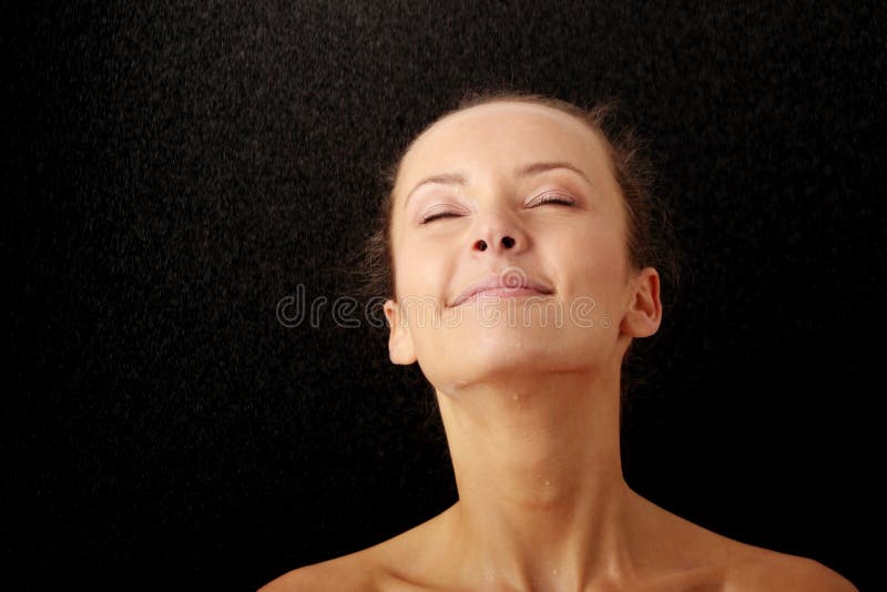 Bello fronte bagnato felice della donna fotografie stock libere da diritti Bello fronte bagnato felice della donna fotografie stock libere da diritti