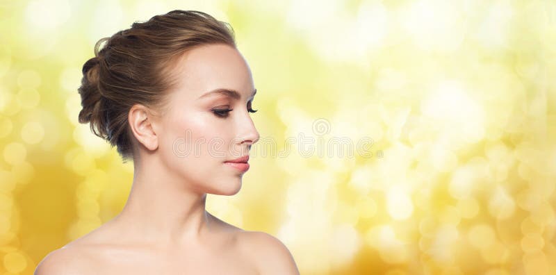 Bello fronte della giovane donna sopra fondo bianco fotografie stock Bello fronte della giovane donna sopra fondo bianco fotografie stock