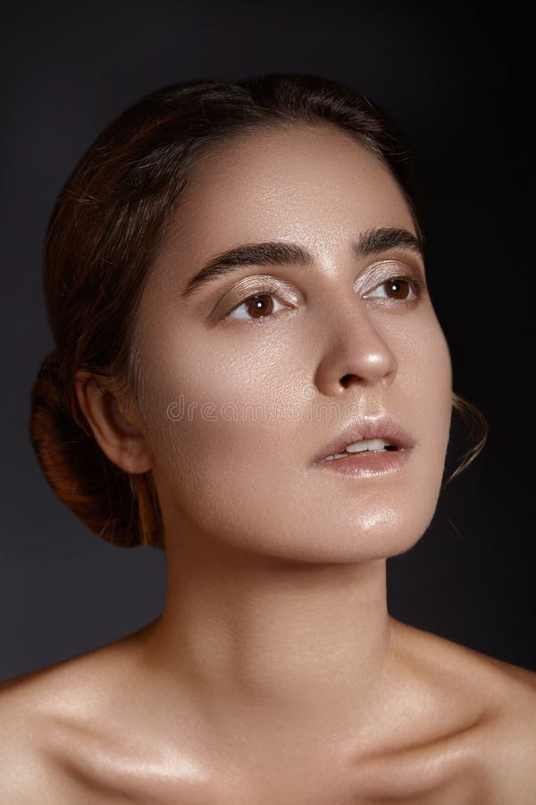 Bello fronte di giovane donna Skincare, benessere, stazione termale Pulisca la pelle molle, sguardo fresco sano Trucco quotidiano fotografie stock libere da diritti Bello fronte di giovane donna Skincare, benessere, stazione termale Pulisca la pelle molle, sguardo fresco sano Trucco quotidiano fotografie stock libere da diritti