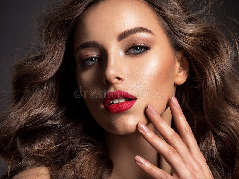 Bello fronte di un modello attraente con rossetto rosso immagine stock libera da diritti Bello fronte di un modello attraente con rossetto rosso immagine stock libera da diritti