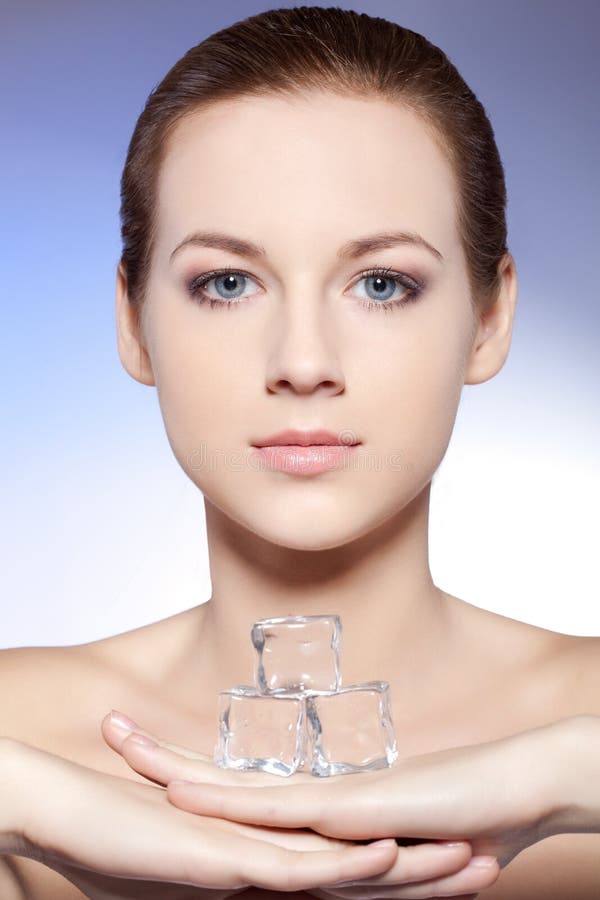 Bella donna che tiene del ghiaccio immagini stock