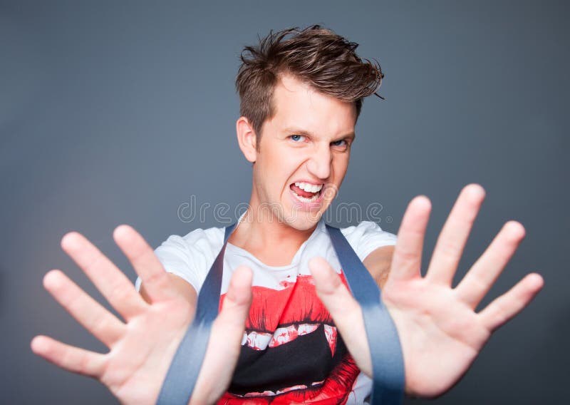bello giovane aggressivo con le parentesi graffe su gre fotografia stock bello giovane aggressivo con le parentesi graffe su gre fotografia stock