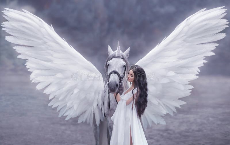 Bello, giovane elfo, camminante con un unicorno Sta indossando una luce incredibile, vestito bianco Hotography di arte fotografia stock Bello, giovane elfo, camminante con un unicorno Sta indossando una luce incredibile, vestito bianco Hotography di arte fotografia stock