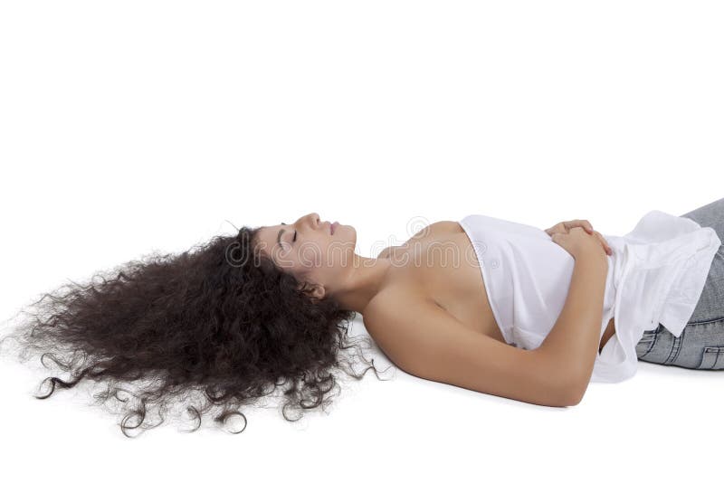 Bello giovane modello di moda femminile che si trova sul pavimento fotografia stock libera da diritti